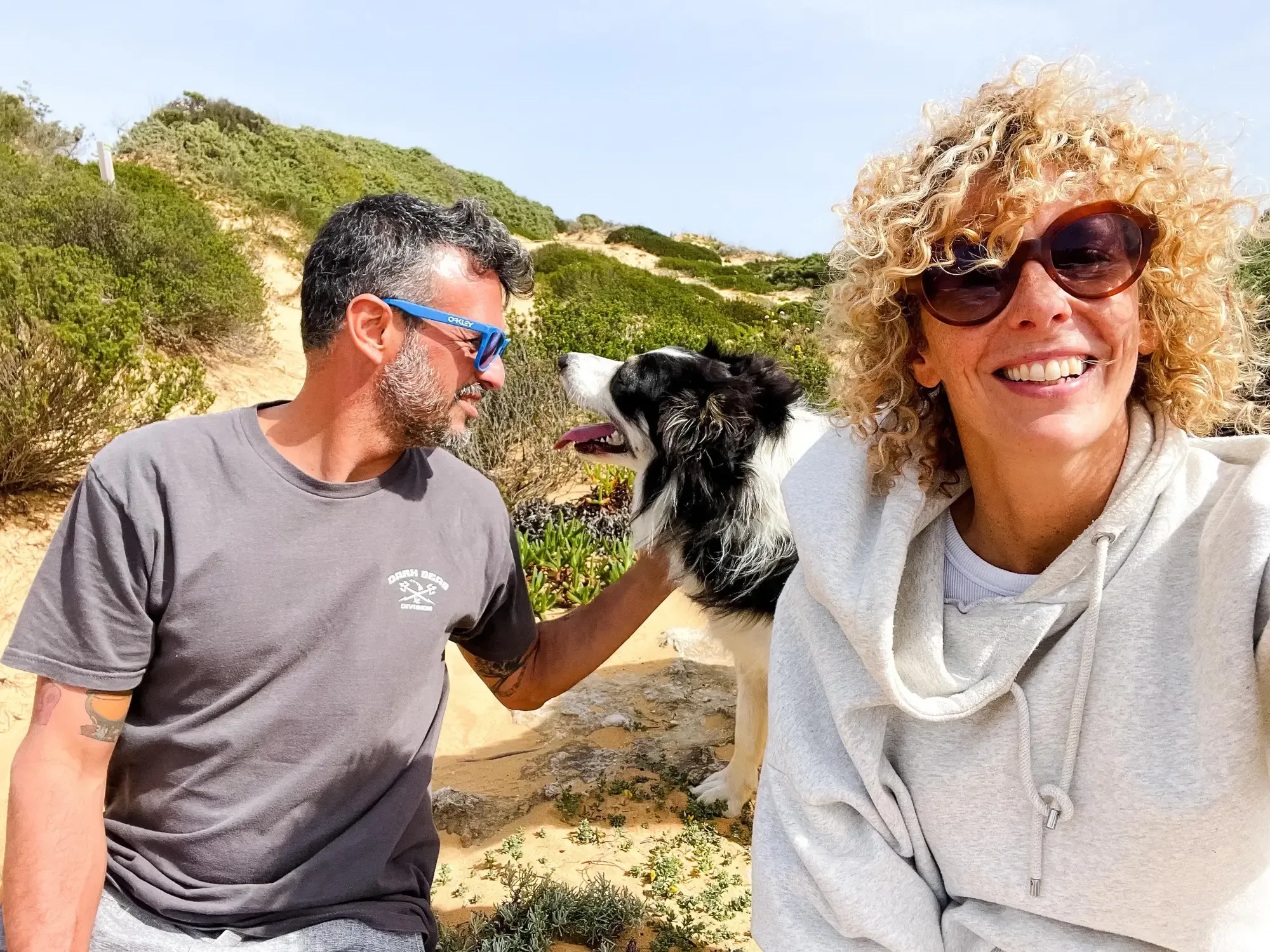 Mascot standing outdoors with Elke and Joaquín